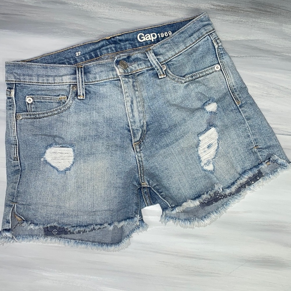 Women’s Gap size 27 distressed shorts, great pre-owned condition. Barely worn.